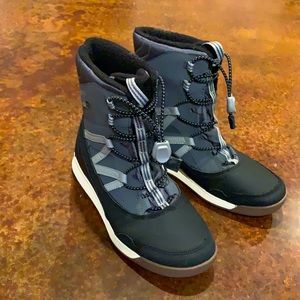 Merrell Snowcrush Snow Boots big boys size 5.